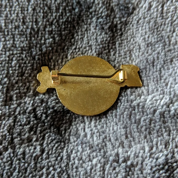 Hard Rock Cafe Circular Pin Yellow and Maroon 1.5" Bundle and SAVE 🤑 - Picture 4 of 4